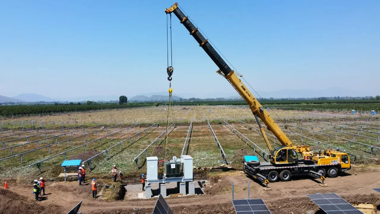 Grúa XCMG de alto tonelaje izando un equipo en un parque solar fotovoltaico