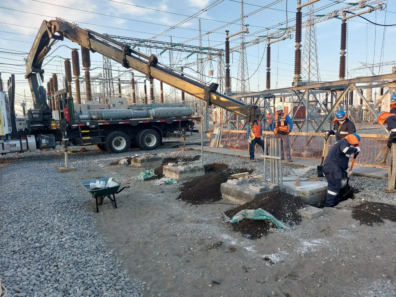 Equipo de Grúas Beca trabajando con camión pluma en una subestación eléctrica